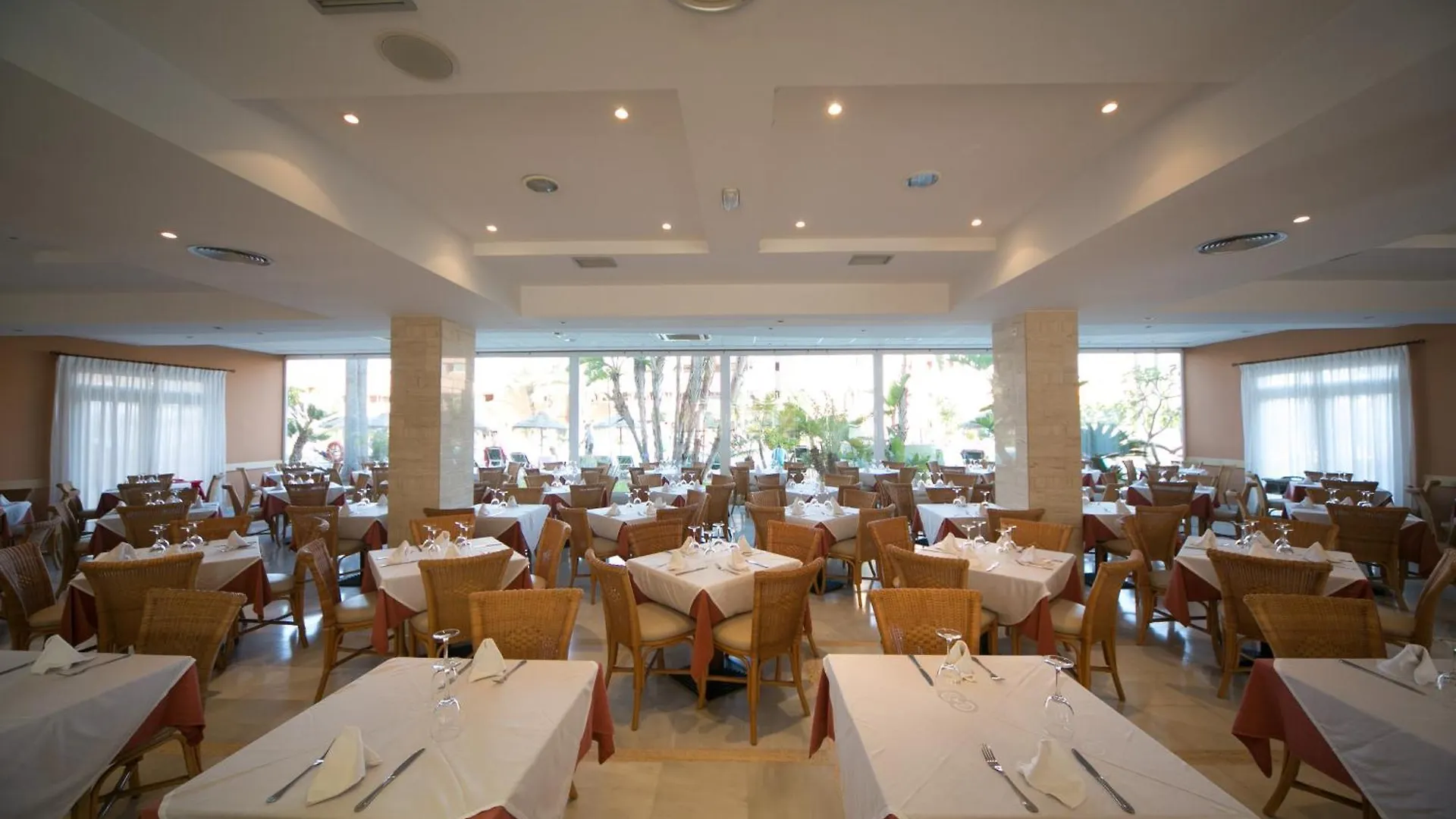 Arena Center Aparthotel Roquetas de Mar